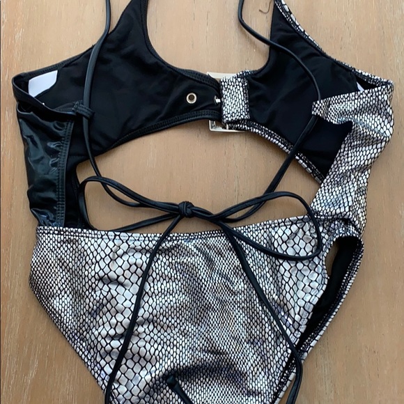 Silver snake skin/ black leather monokini - Picture 9 of 10